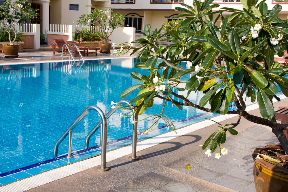 Resort-style swimming pool by Big Easy Pool Designs